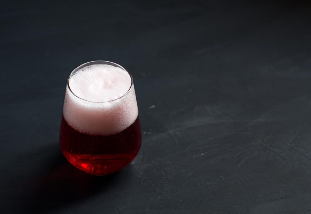 O Sabor Inusitado que Virou Tendência: Por Que o Chope Vinho Artesanal Está Conquistando os Fãs de Cerveja Craft oktos chope vinho artesanal 1024x704 - O Sabor Inusitado que Virou Tendência: Por Que o Chope Vinho Artesanal Está Conquistando os Fãs de Cerveja Craft