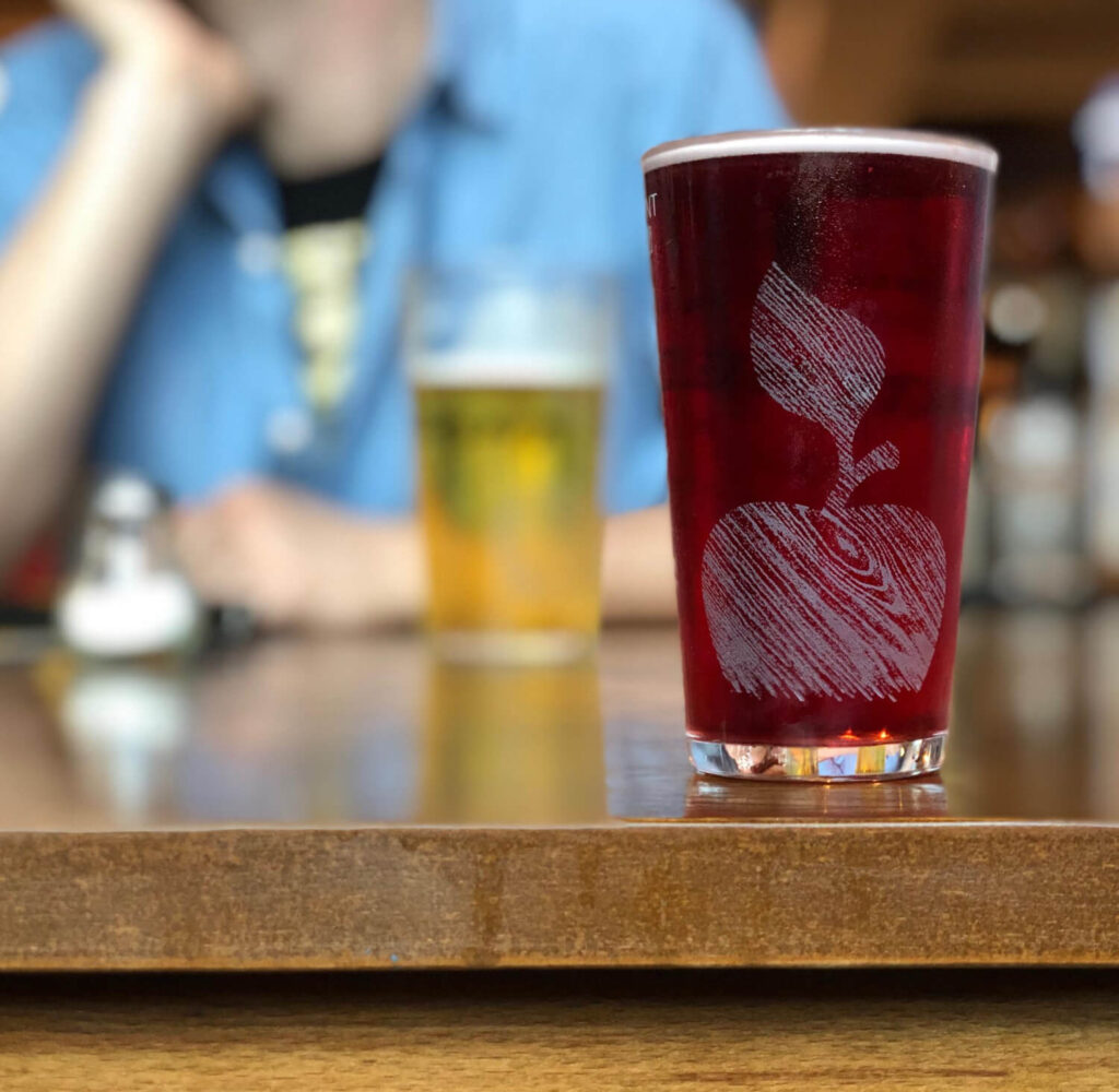 O Sabor Inusitado que Virou Tendência: Por Que o Chope Vinho Artesanal Está Conquistando os Fãs de Cerveja Craft oktos chope vinho artesanal.3 1024x1000 - O Sabor Inusitado que Virou Tendência: Por Que o Chope Vinho Artesanal Está Conquistando os Fãs de Cerveja Craft